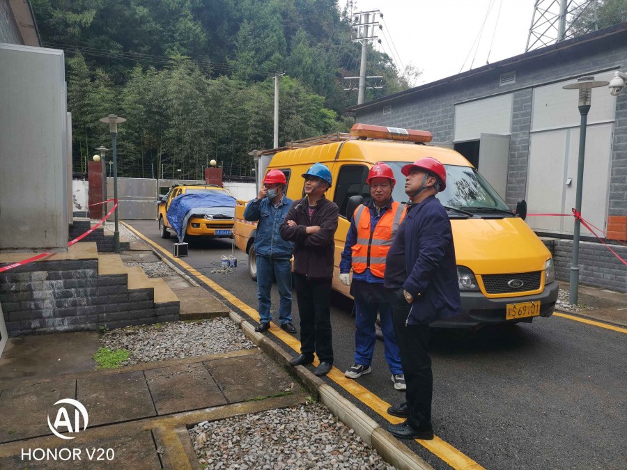 圖為:吳偉昌在檢修現場指導工作