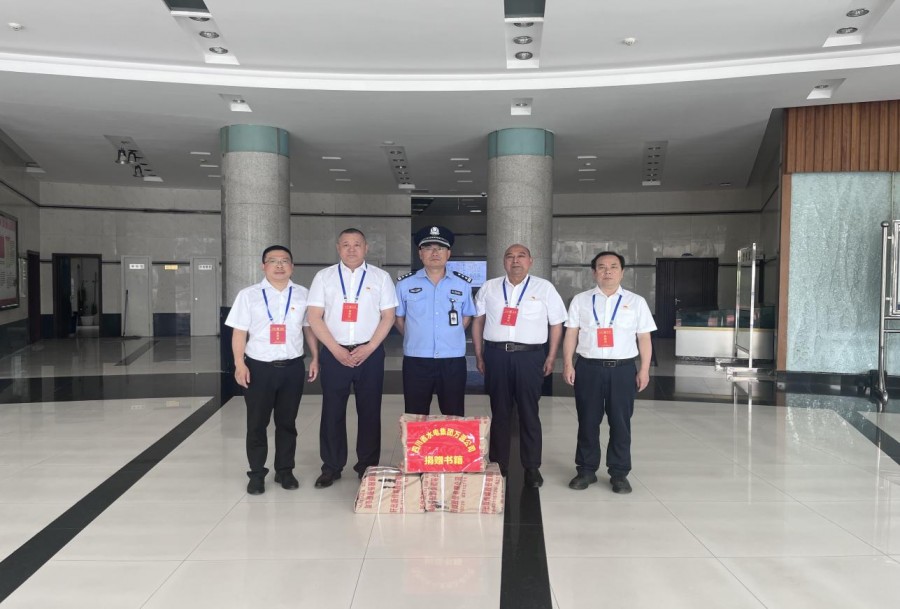 圖二為捐贈書籍現(xiàn)場